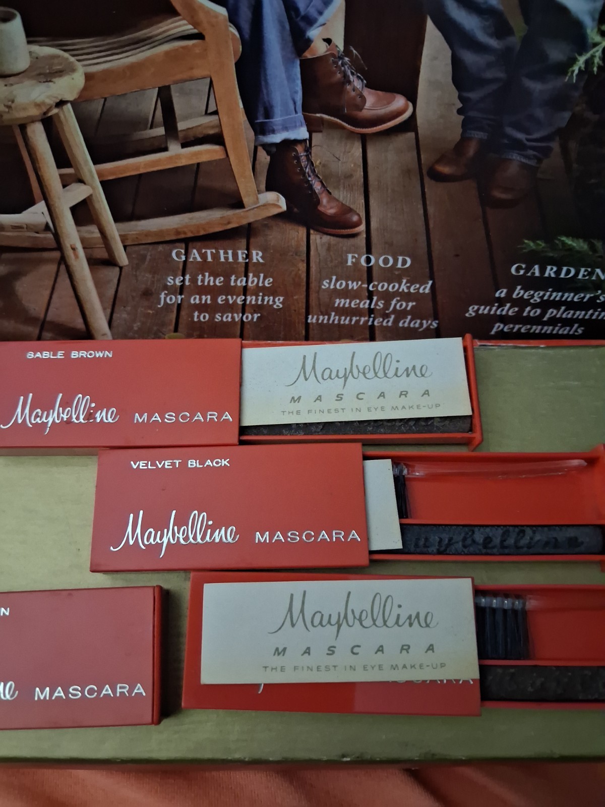 1960s MAYBELLINE Sable Brown CAKE MASCARA CELLULOID BRUSH RED SLIDE CASE