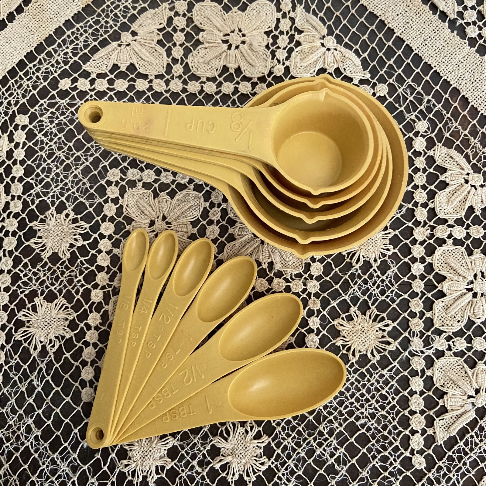 Vintage Foley Plastic Harvest Gold 10 pc Set Measuring Cups & Measuring Spoons Vintage Foley Plastic Harvest Gold 10 pc Set Measuring Cups & Measuring Spoons