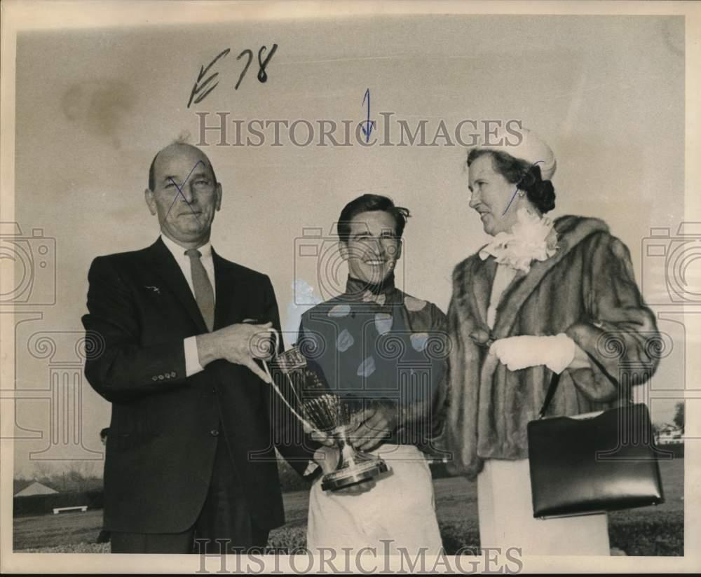1965 Press Photo Jockey Bobby Ussery wins trophy - noo78168