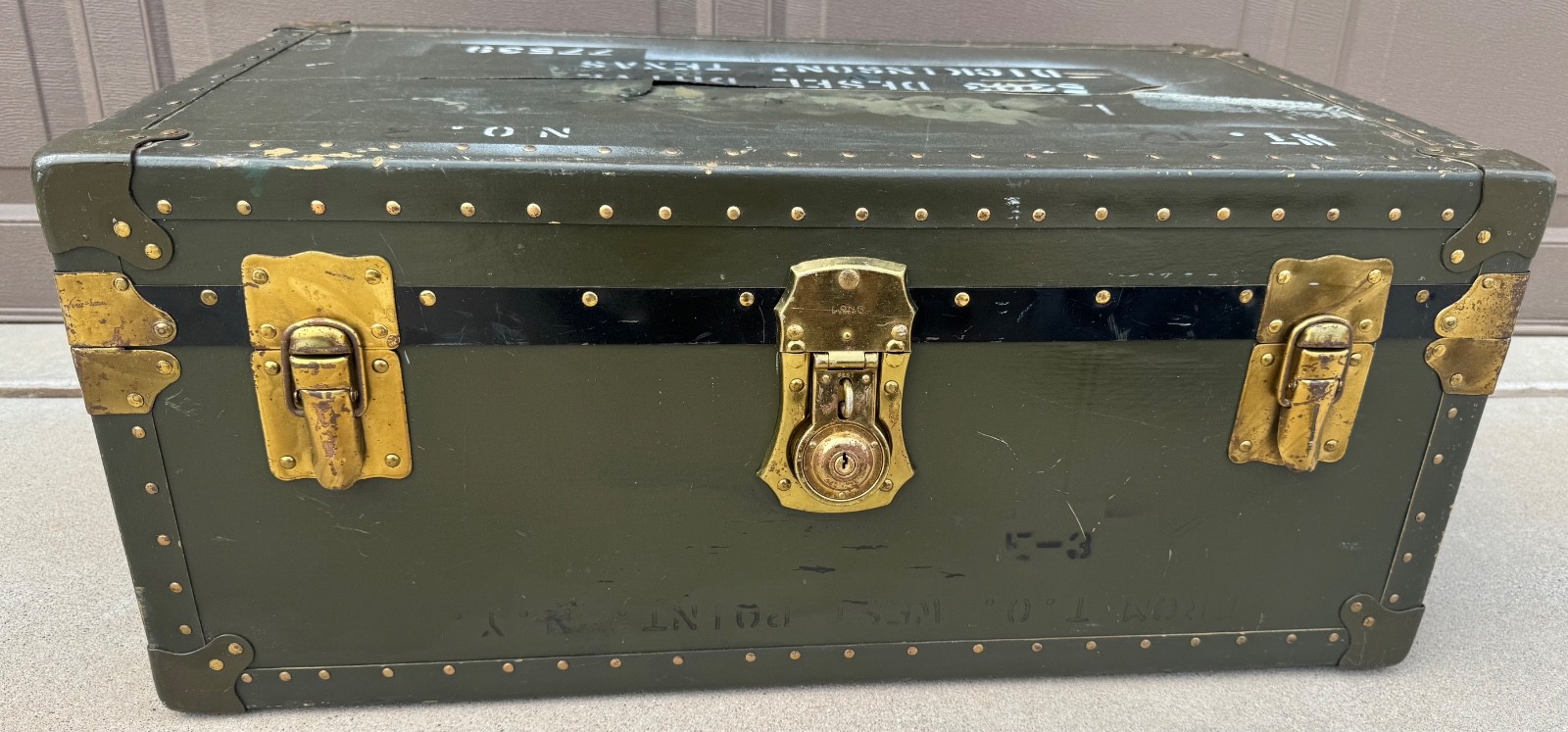 WW II US GREEN FOOTLOCKER 1932 LONG LOCK w/ KEY BRASS HARDWARE & TRAY