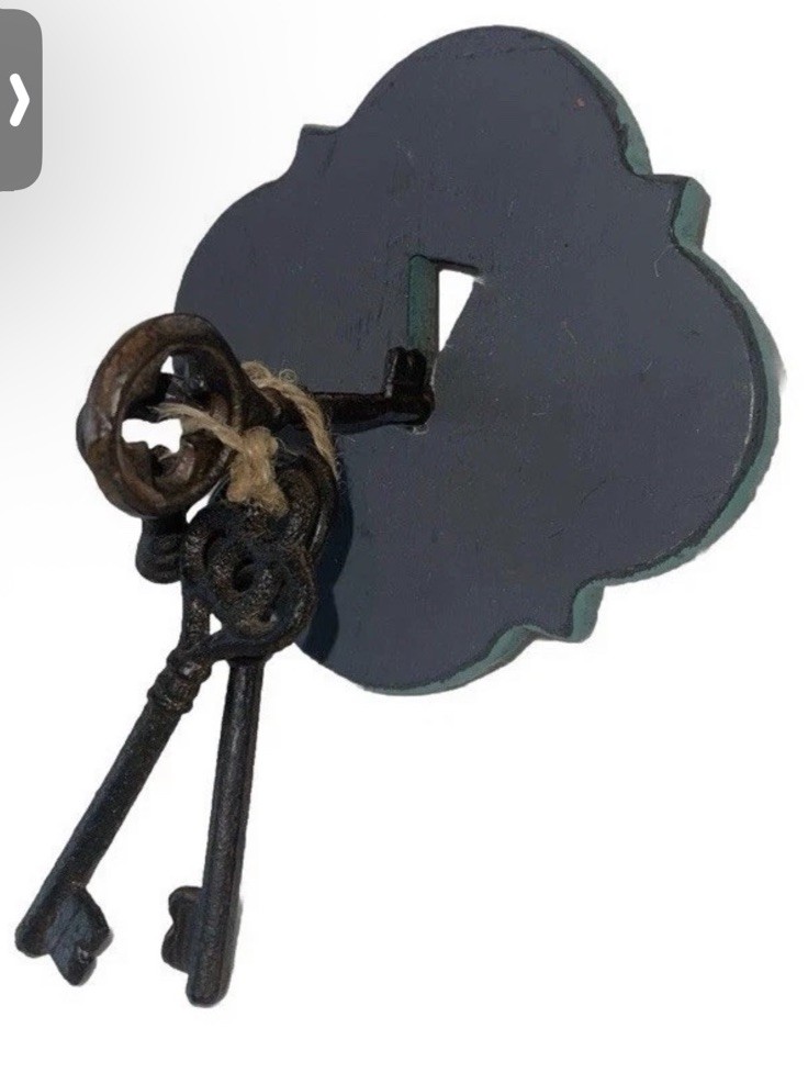 Nice Vintage Wall Hanging Wood And Metal Skeleton Keys