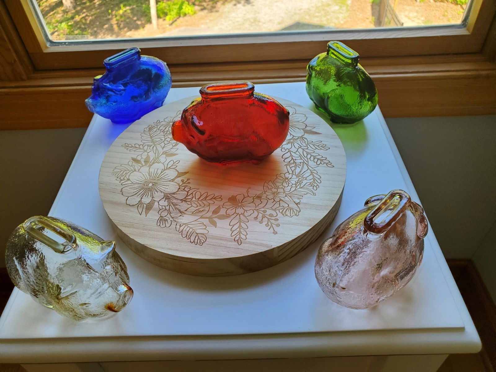 5 Vintage glass piggy banks (red pink blue green amber) & engraved wood base 5 Vintage glass piggy banks (red pink blue green amber) & engraved wood base
