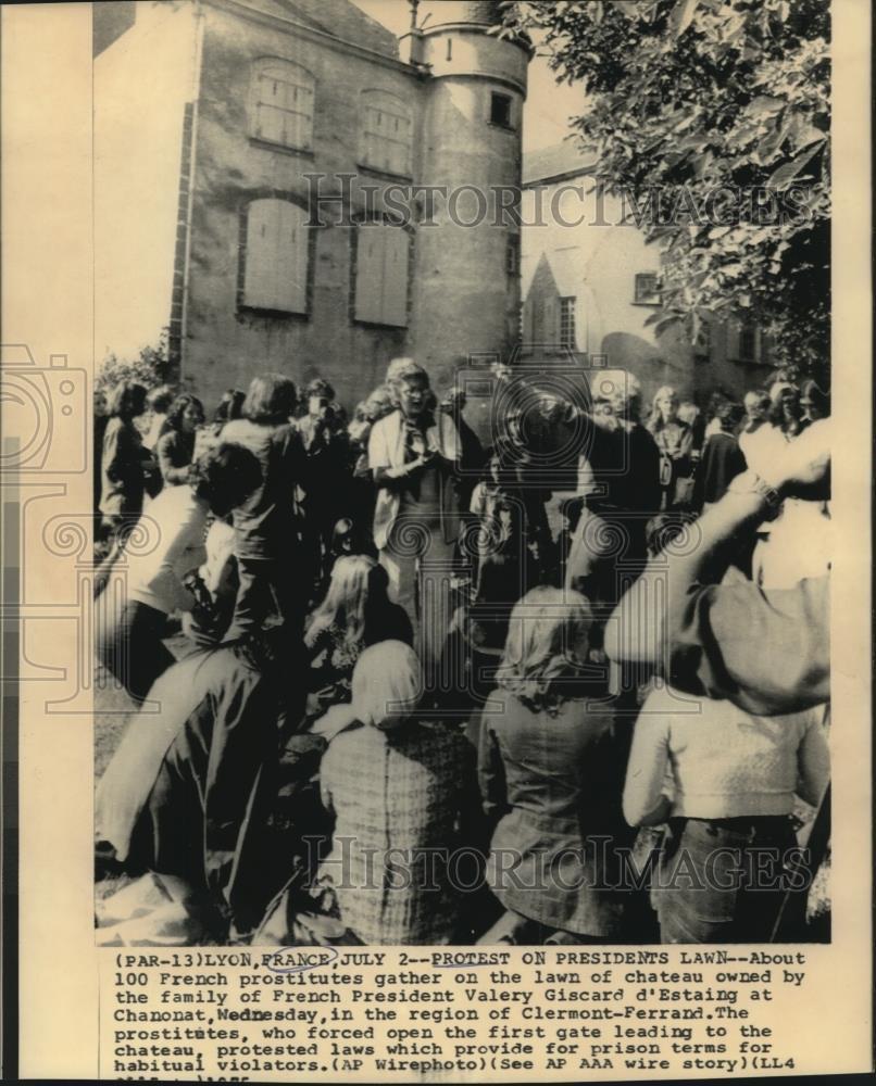 1975 Press Photo French prostitutes gather at chateau of President d'Etaing 1975 Press Photo French prostitutes gather at chateau of President d'Etaing