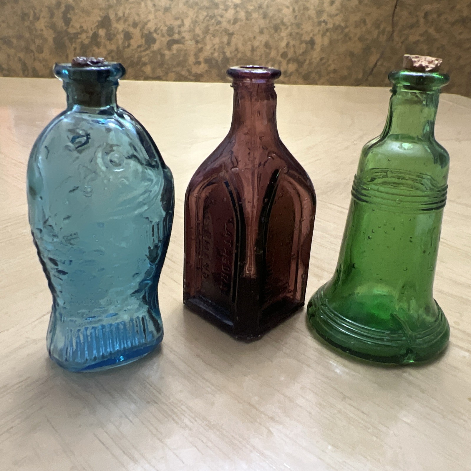 VINTAGE LOT 3 WHEATON MINI BOTTLES VINTAGE LOT 3 WHEATON MINI BOTTLES