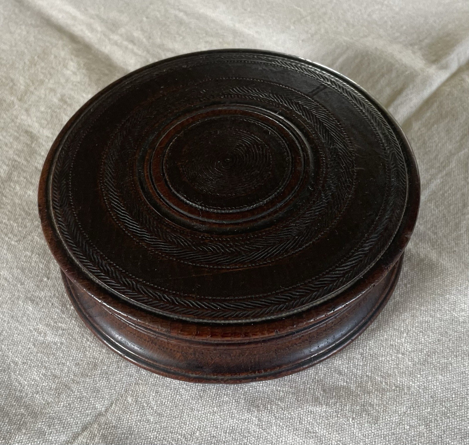 YORK MINSTER 1829 CIRCULAR OAK SNUFF BOX.