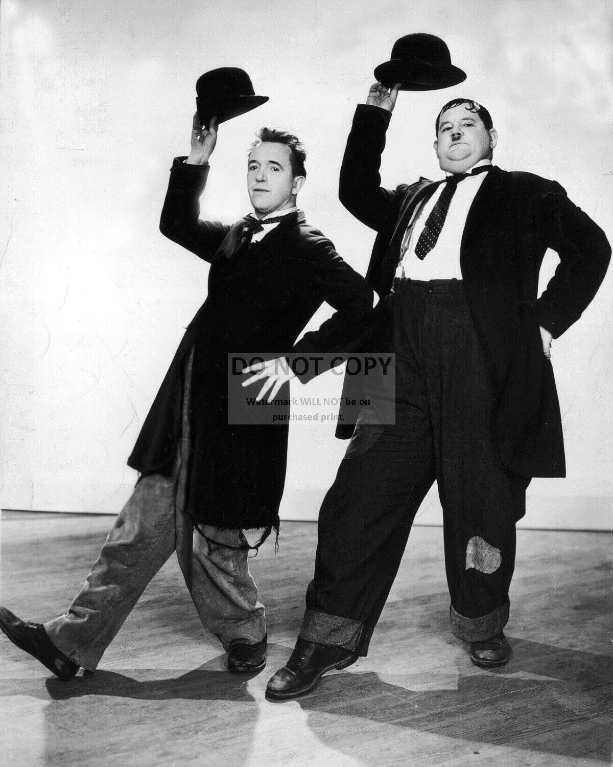 STAN LAUREL AND OLIVER HARDY - 8X10 PUBLICITY PHOTO (SP549)