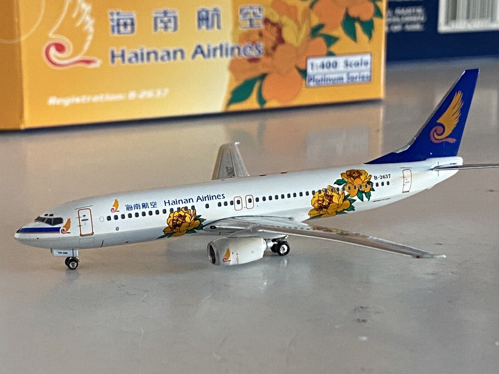 Phoenix Models Hainan Airlines Boeing 737-800 1:400 B-2637 Orange Flowers