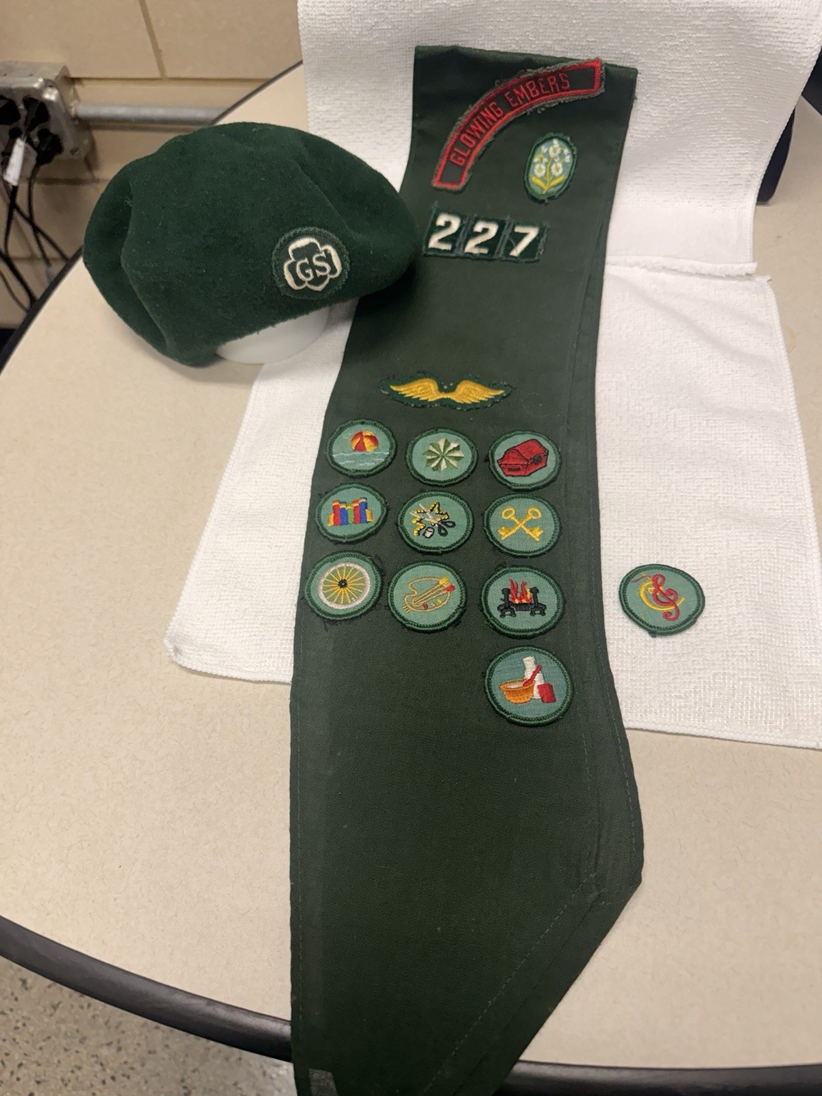 Vtg 1970s Junior Girl Scout Sash & Green Wool Beret Hat Troop 227 Badges Wings