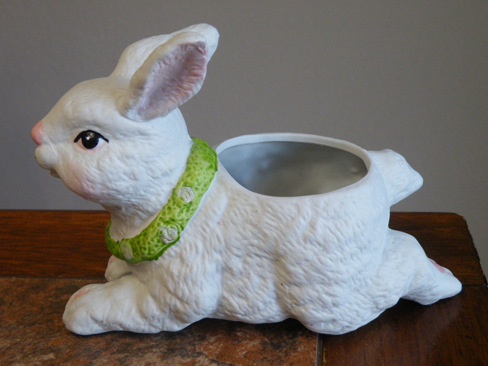 VINTAGE Ceramic WHITE Bunny Rabbit PLANTER OR HOLDER 5\