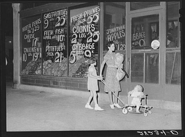 Grundy Center Iowa 1930s Saturday Night Shopper Grocery Store Window Display
