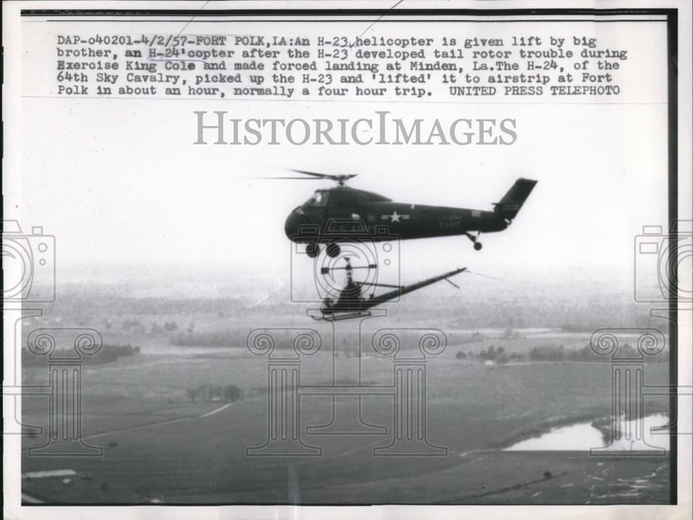 1957 Press Photo Ft Polk, Iowa A H-23 copter lifted by an H-24 copter at base