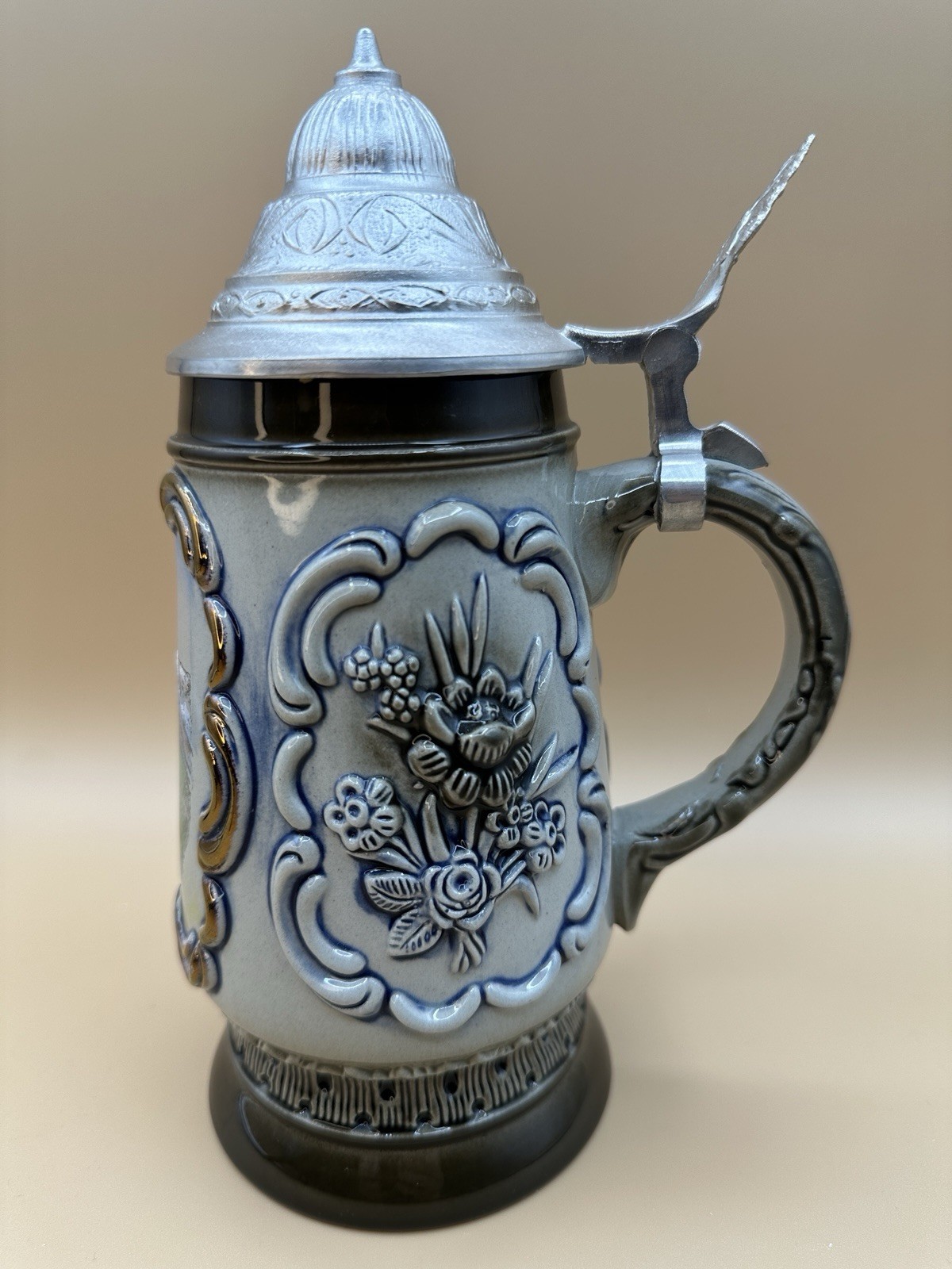 VINTAGE ORIGINAL KING HANDMADE SCHLOSS VADUZ LIECHTENSTEIN CERAMIC BEER STEIN