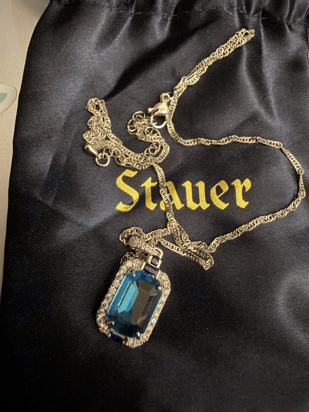VINTAGE STAUER BLUE TOPAZ ART GLASS PENDANT NECKLACE VINTAGE STAUER BLUE TOPAZ ART GLASS PENDANT NECKLACE