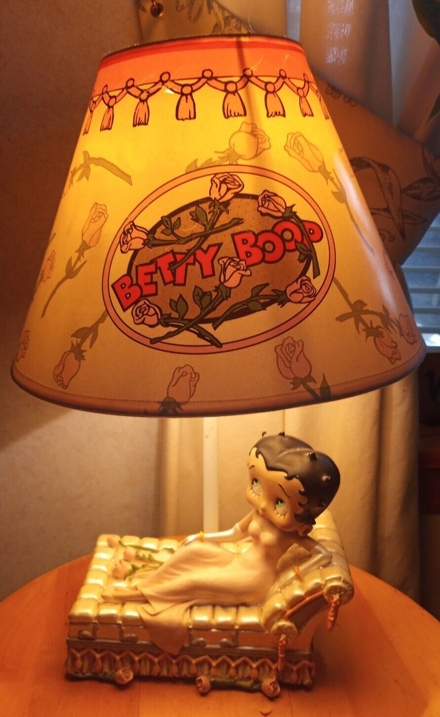 1999 Betty Boop Bed of Roses Vandor Table Accent Lamp Figural Novelty Resin