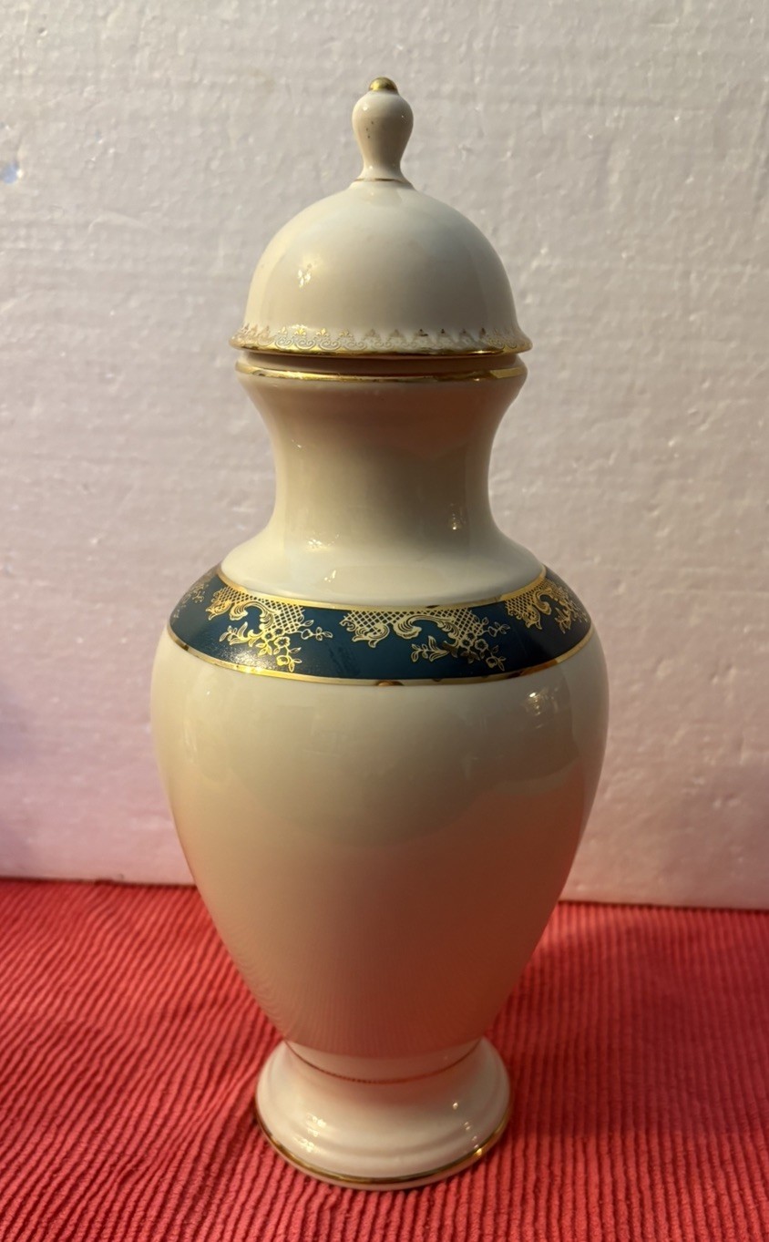 Beautiful Vintage Ethan Allen Gold Trimmed Vase With Lid 8.5 In Tall