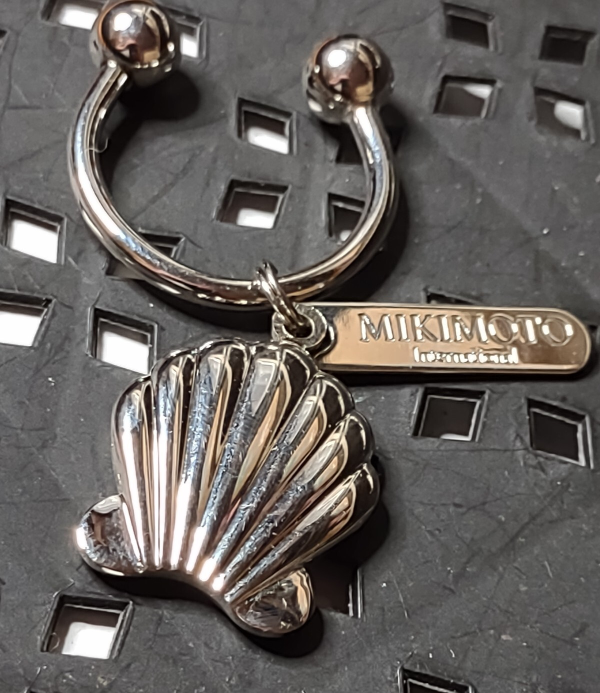 Nice Mikimoto International Shell Silver Tone Heavy Keyring Keychain