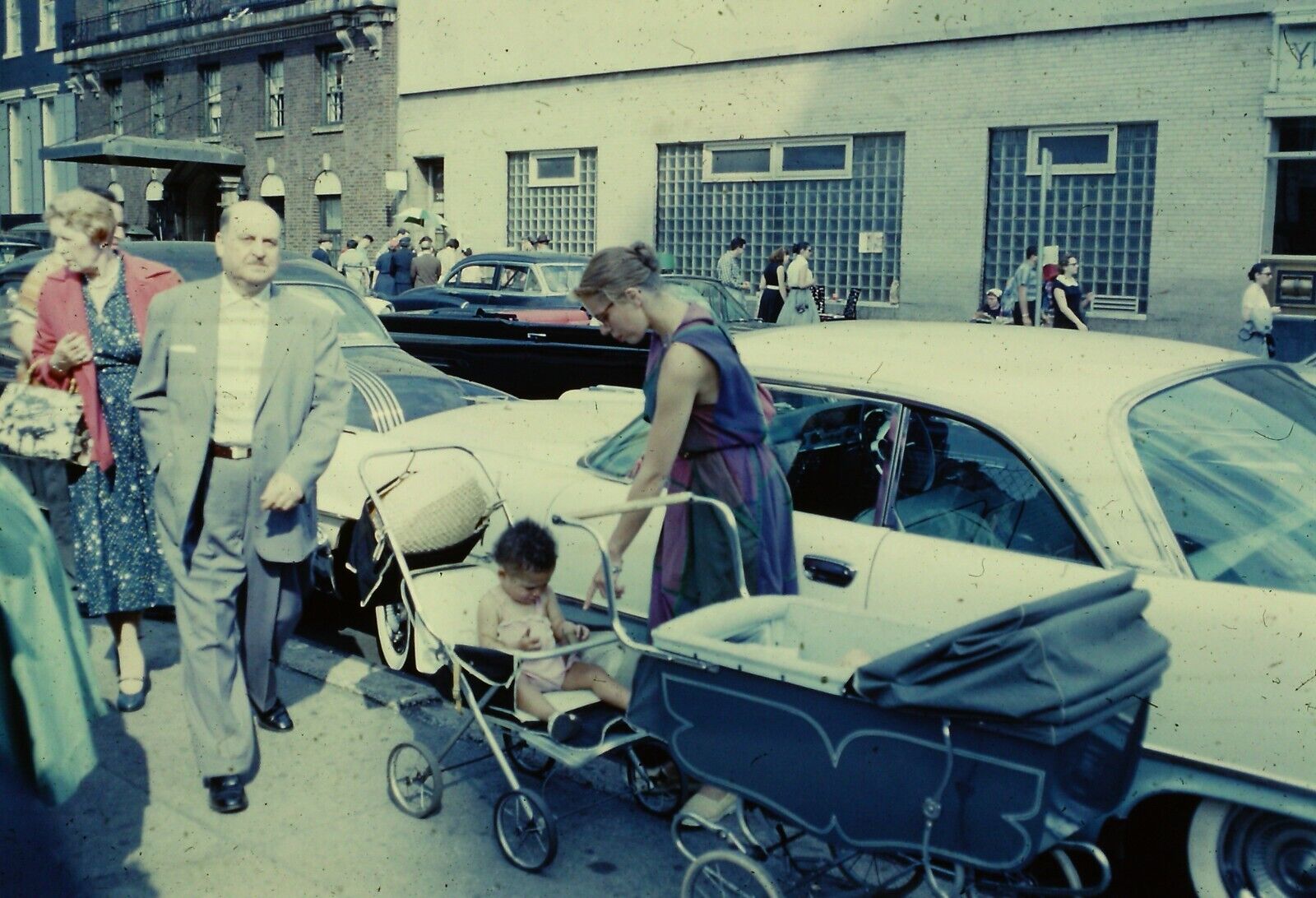 VTG 1950s 35MM SLIDE NYC STREET SCENE SIDEWALK MOM WITH BABY STROLLER #29-11K