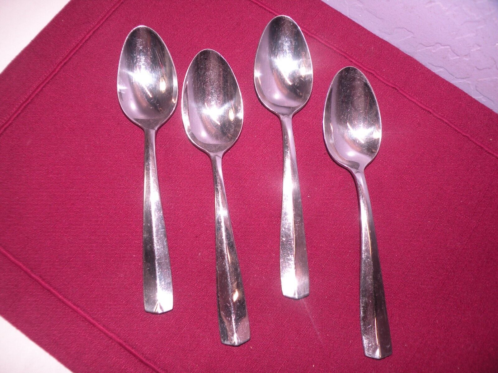 Set Of 4 Oneida PLUMA Stainless PLACE SOUP SPOONS Glossy Center Ridge 7\