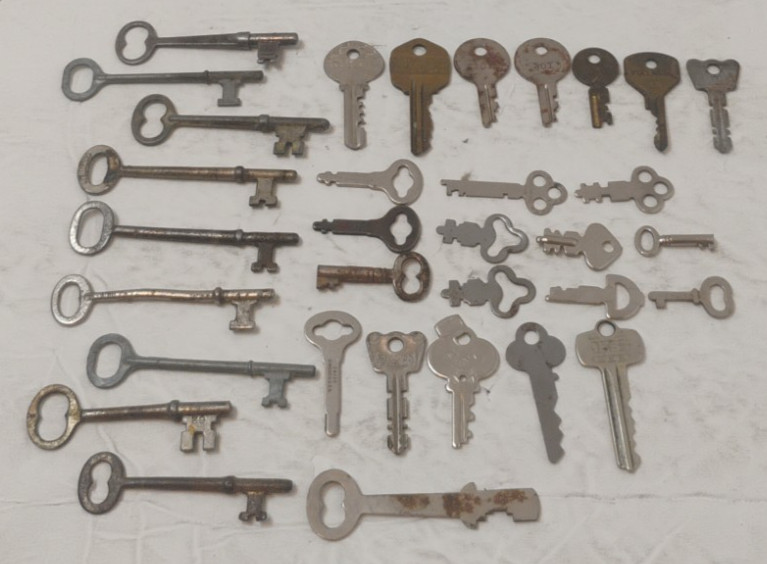 Vintage Lot Of 33 Skeleton & Other Various Keys
