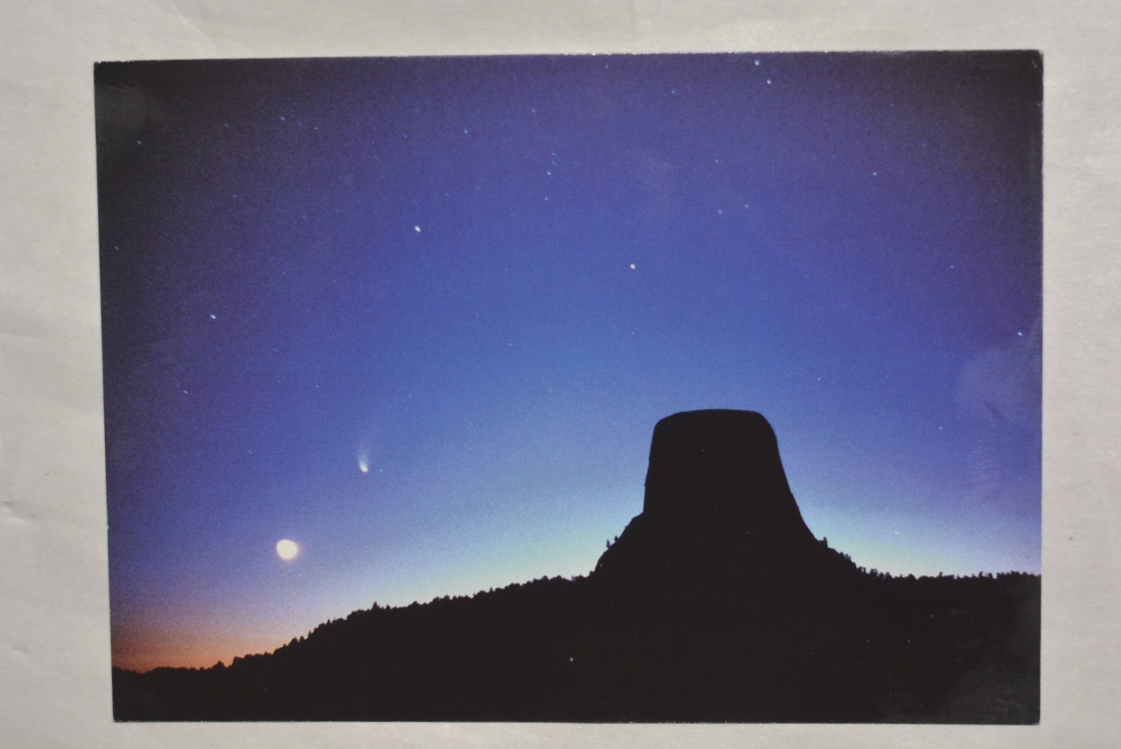 Devil\'s Tower & Comet Hale Bop Postcard (1997) Photographer Rick Moe (7 x 5 in.)