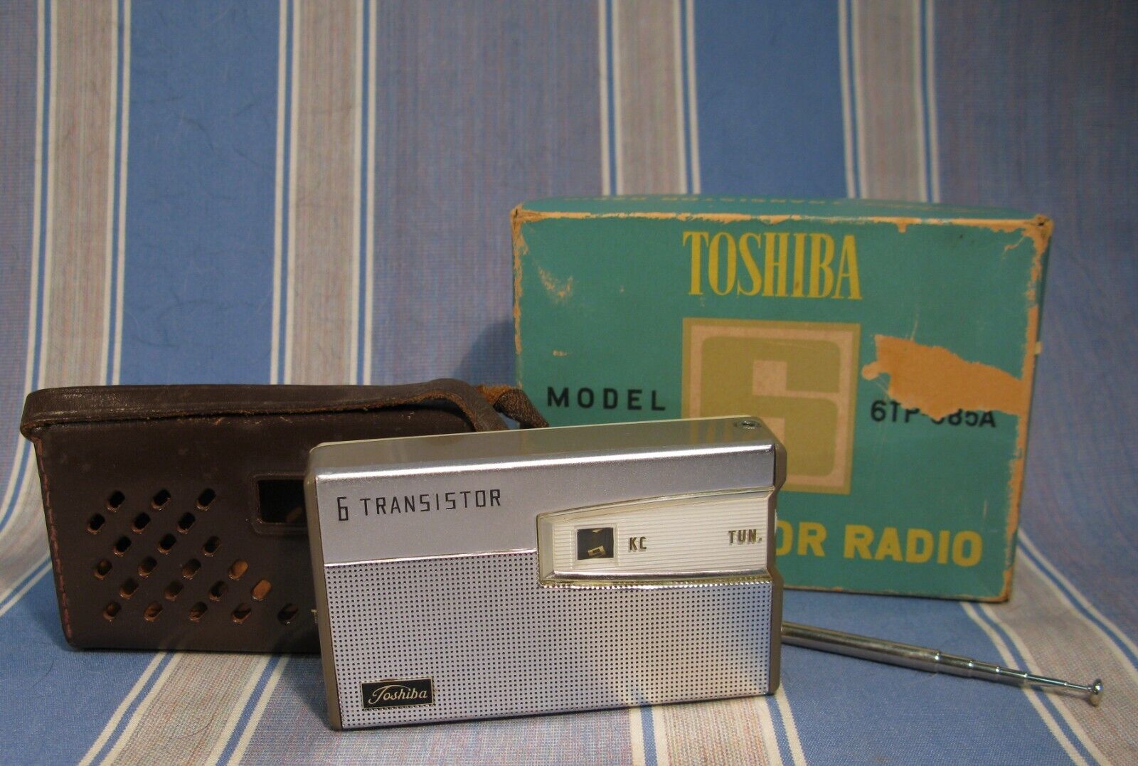 1960 TOSHIBA 6TP-385 TRANSISTOR RADIO BOXED BEAUTY