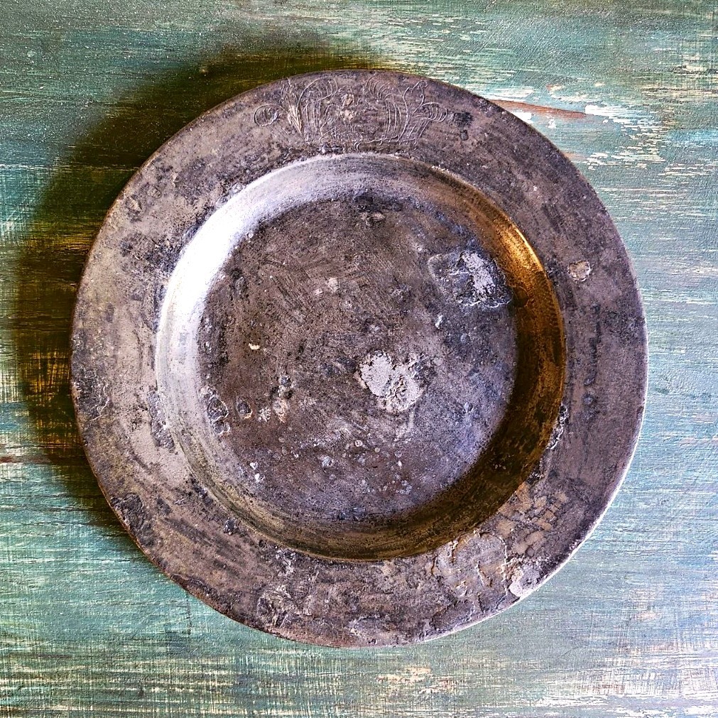 17th Century English Pewter Plate By William Mathews London Thames Find c. 1690 17th Century English Pewter Plate By William Mathews London Thames Find c. 1690