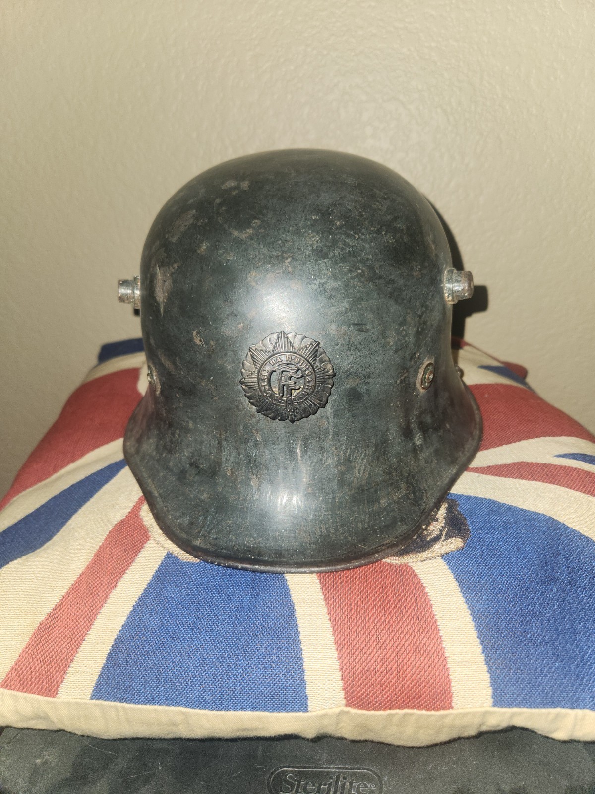 Rare ORIGINAL IRISH Army M-27  Vickers Helmet---COMPLETE