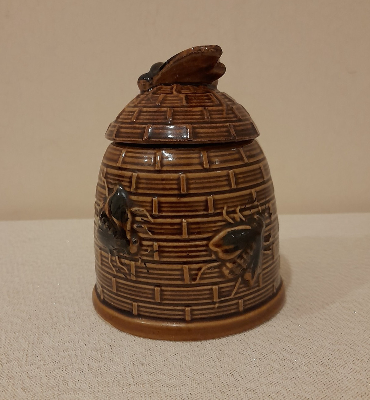 Vintage Brown Ceramic Beehive Honey Pot - Raised 3D Bees & Bee Lid - Cottagecore Vintage Brown Ceramic Beehive Honey Pot - Raised 3D Bees & Bee Lid - Cottagecore