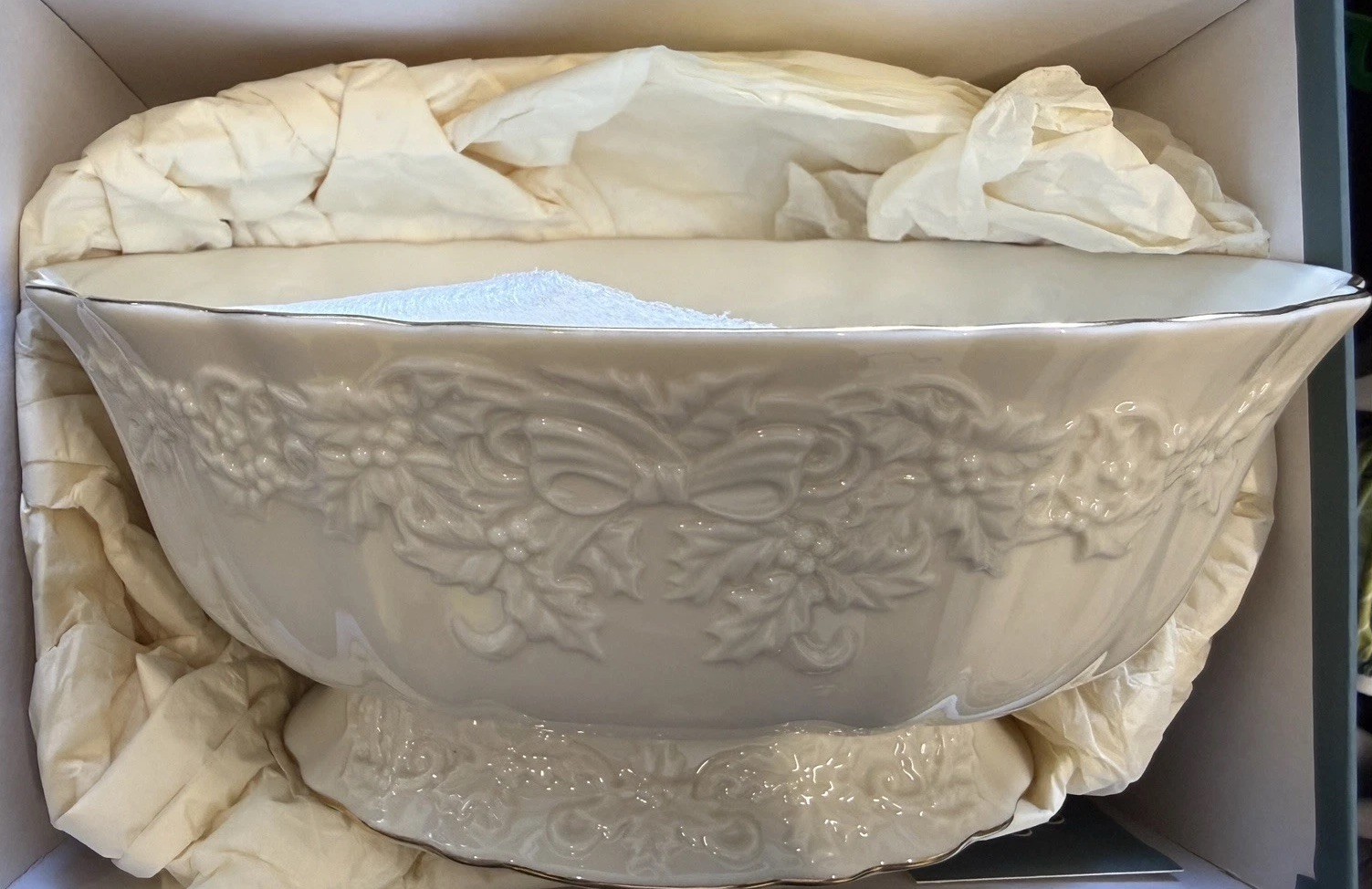 VINTAGE PORCELAIN HOLIDAY HOSTESS COLLECTION LENOX OVAL BOWL. VINTAGE PORCELAIN HOLIDAY HOSTESS COLLECTION LENOX OVAL BOWL.