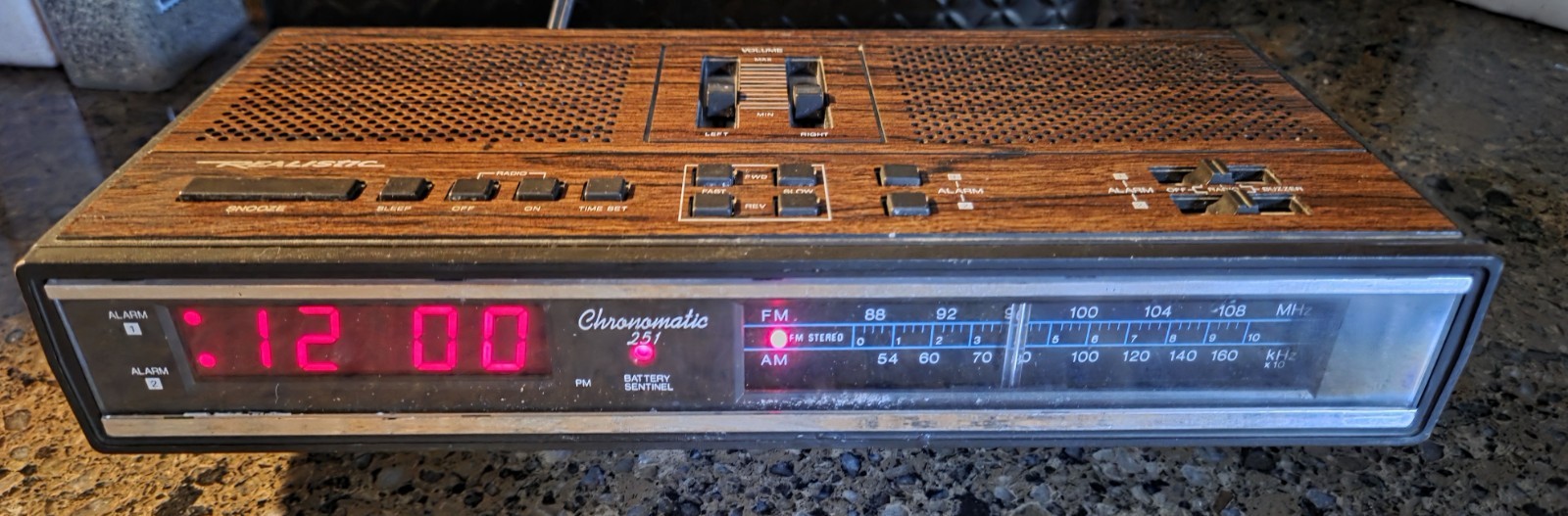 Vintage 1980\'s Realistic: Chromatic 251  Dual Alarm Wood Tone Radio Clock AM/FM
