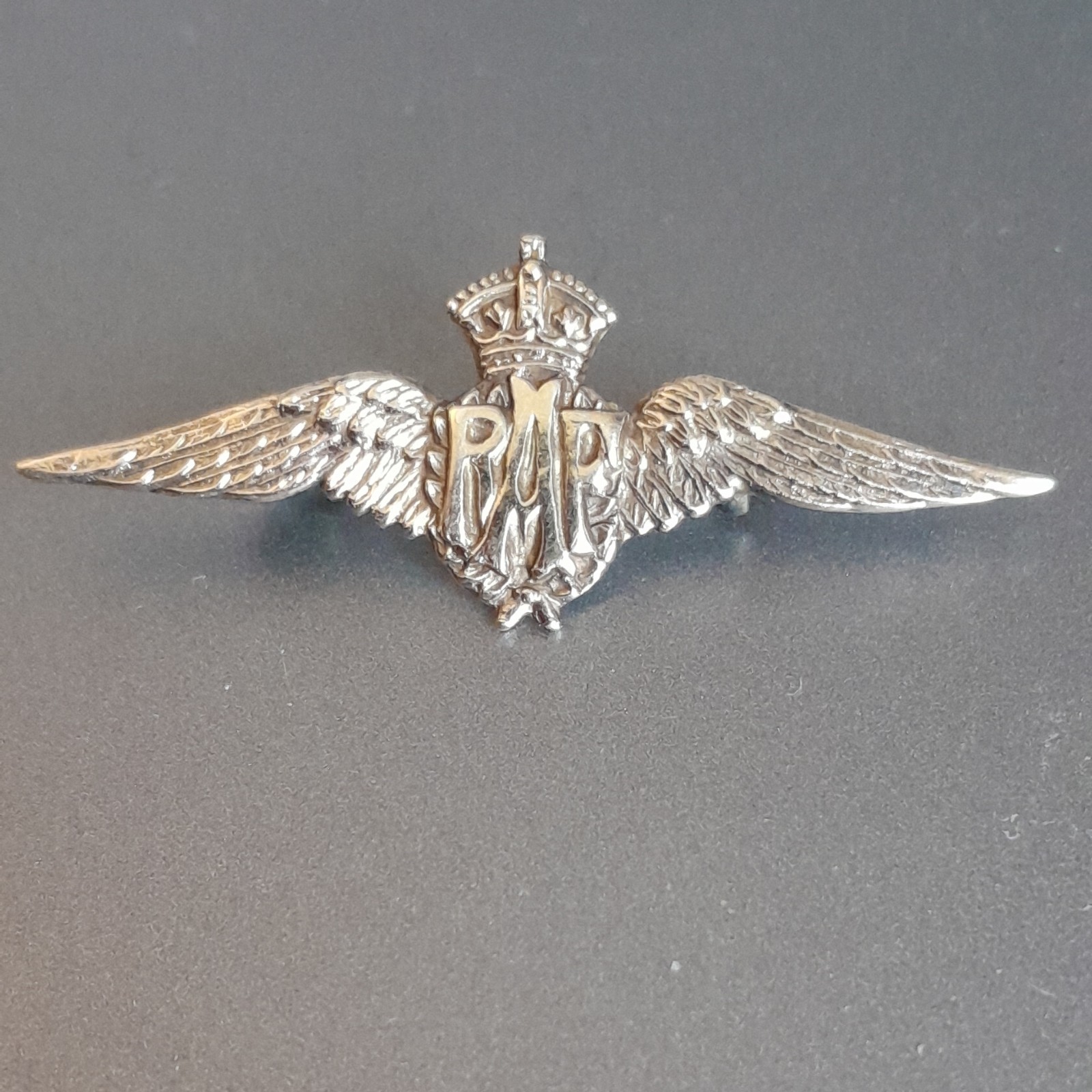 9CT GOLD FRONT RAF WINGS SWEETHEART BROOCH KINGS CROWN VINTAGE MILITARY PIN 9CT GOLD FRONT RAF WINGS SWEETHEART BROOCH KINGS CROWN VINTAGE MILITARY PIN