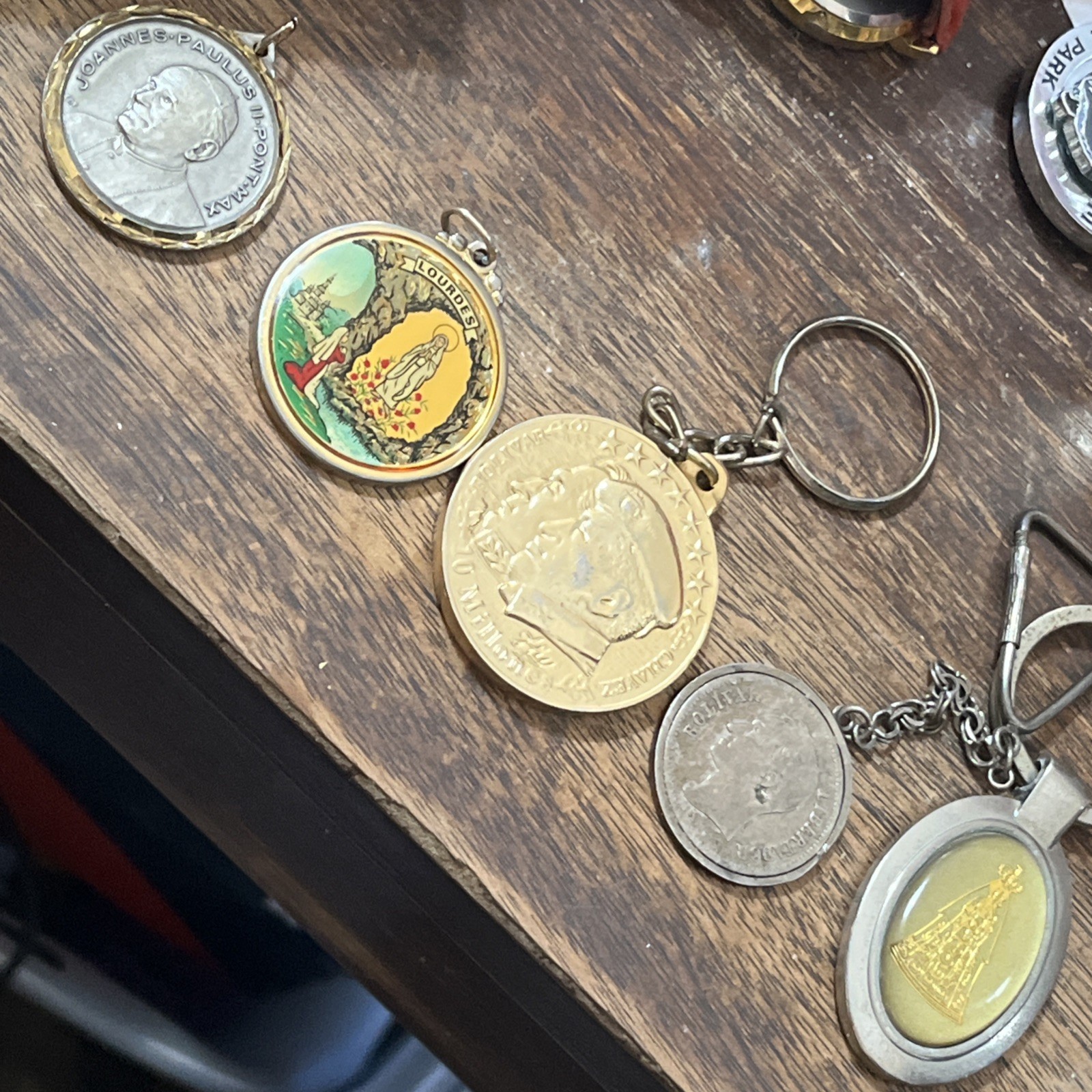 VTG 5 pc Lot 1935 SILVER VZA 1983 Vatican Pope Religious & Chávez Keychain ASIS