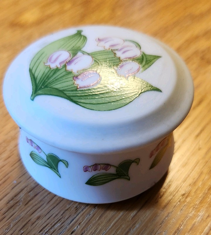 Lefton Antique Ivory Ceramic May Trinket Box (Model KW642) Lily of the Valley 