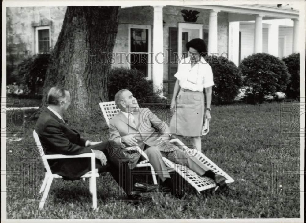 1969 Press Photo Lyndon Johnson and his wife with Walter Cronkite on LBJ Ranch
