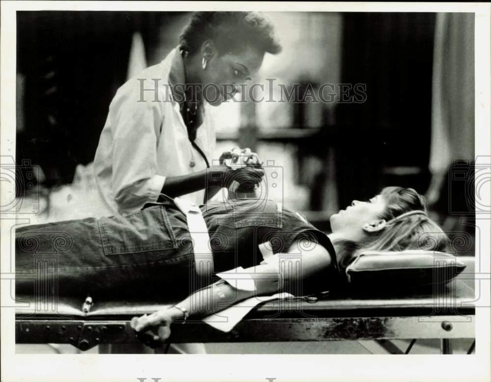 1985 Press Photo Patricia Sims holds hand of blood donor Bertha Bascuas, FL