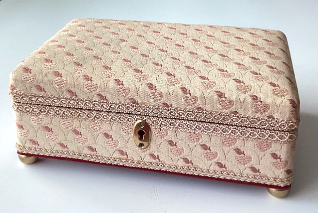 Vintage Schmid Fabric Covered Trinket Jewelry Music Box Works Plays TOMORROW '77 Vintage Schmid Fabric Covered Trinket Jewelry Music Box Works Plays TOMORROW '77