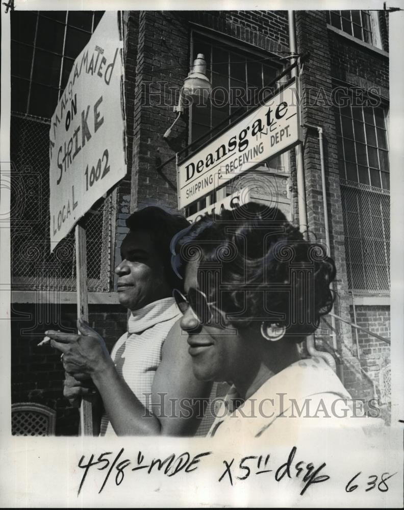 1974 Press Photo Amalgamated Clothing Workers of America - Workers on Strike 1974 Press Photo Amalgamated Clothing Workers of America - Workers on Strike