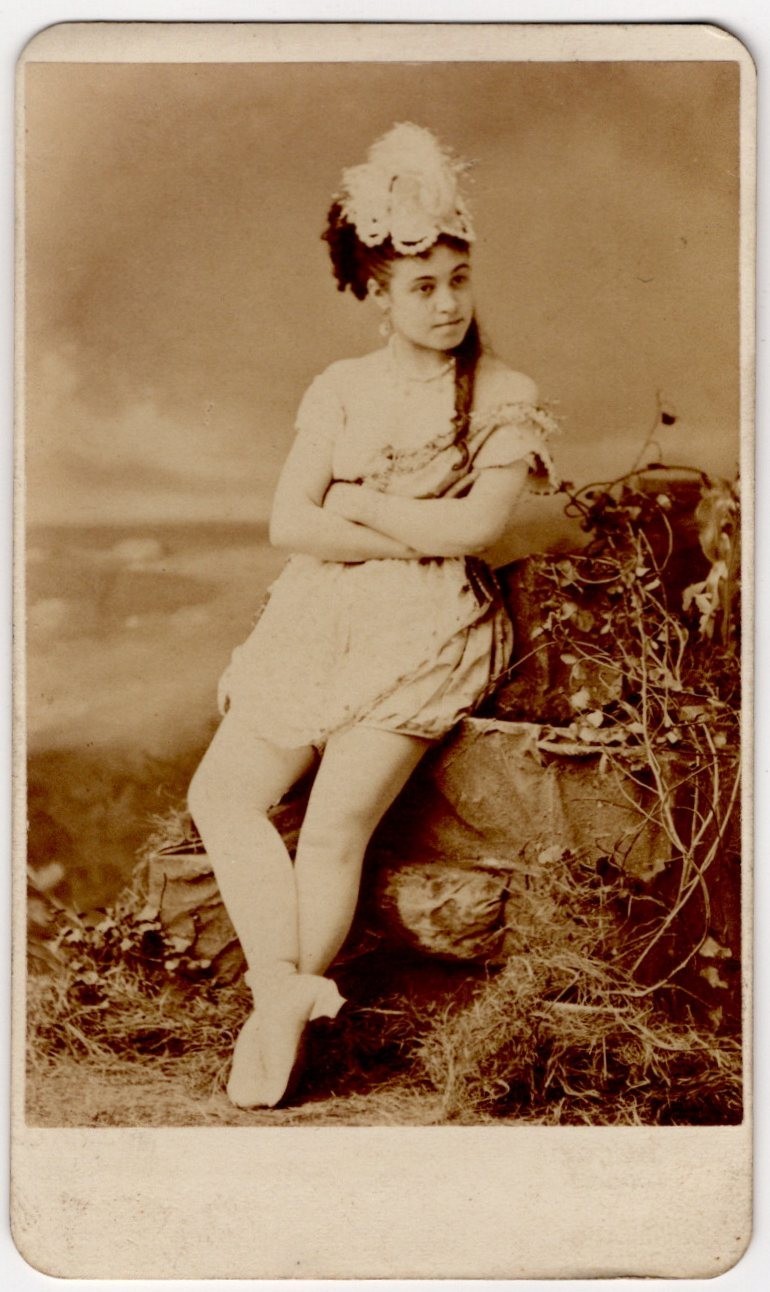 BALLET DANCER IN SHORT COSTUME & PLUMED HAT: NAPOLEON SARONY : RISQUE : RARE CDV