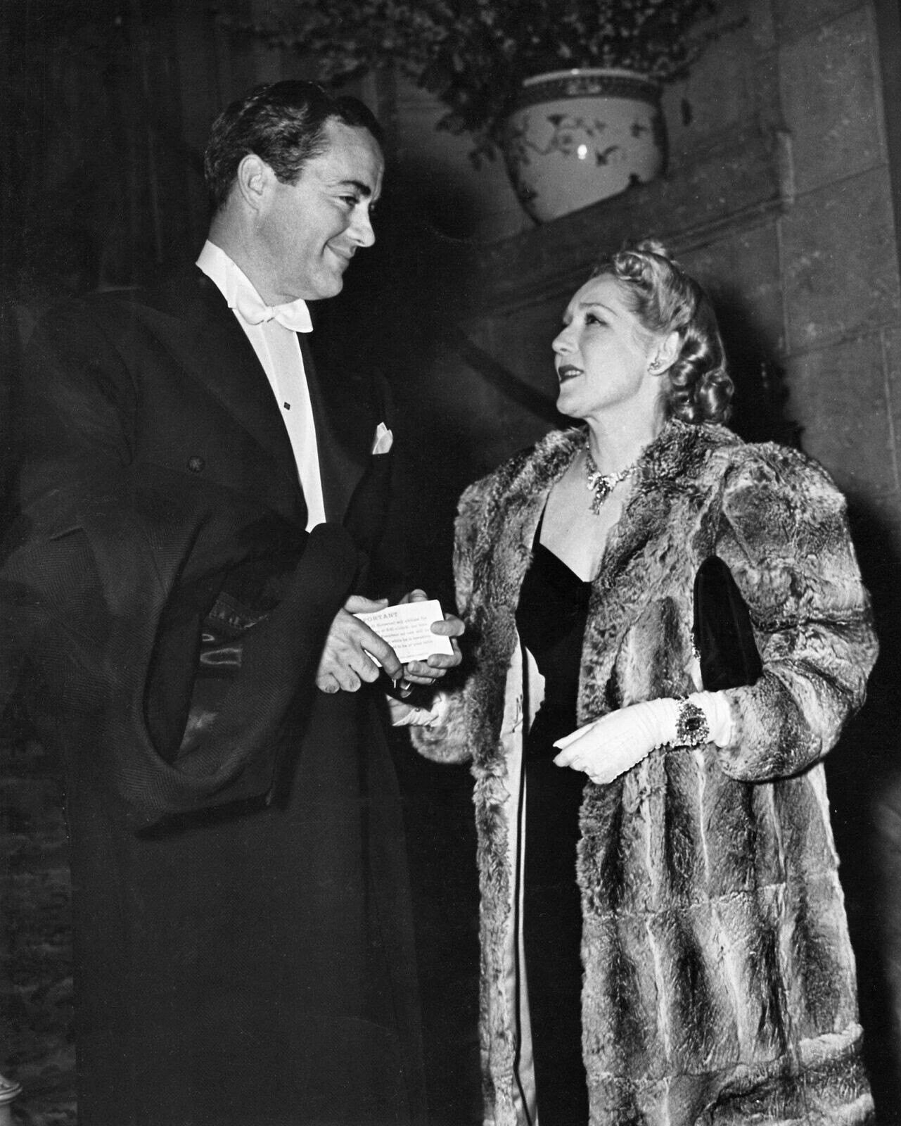MARY PICKFORD & BUDDY ROGERS at the 1921 Oscars Picture Photo 6\ MARY PICKFORD & BUDDY ROGERS at the 1921 Oscars Picture Photo 6\