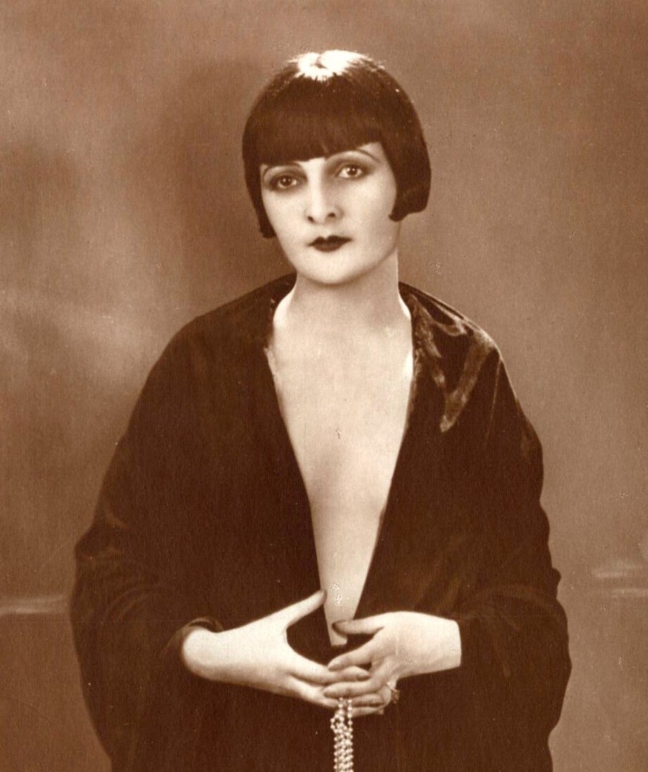 LYA DE PUTTI : RISQUE POSE : PRETTY FILM ACTRESS : VAMP : RPPC LYA DE PUTTI : RISQUE POSE : PRETTY FILM ACTRESS : VAMP : RPPC