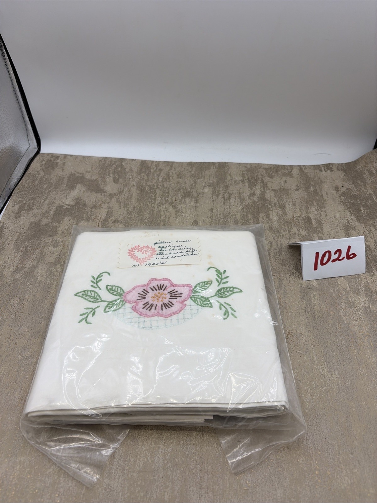 Antique 1940’s Pair of White Cotton Pillow Cases Embroidered  Applique Read