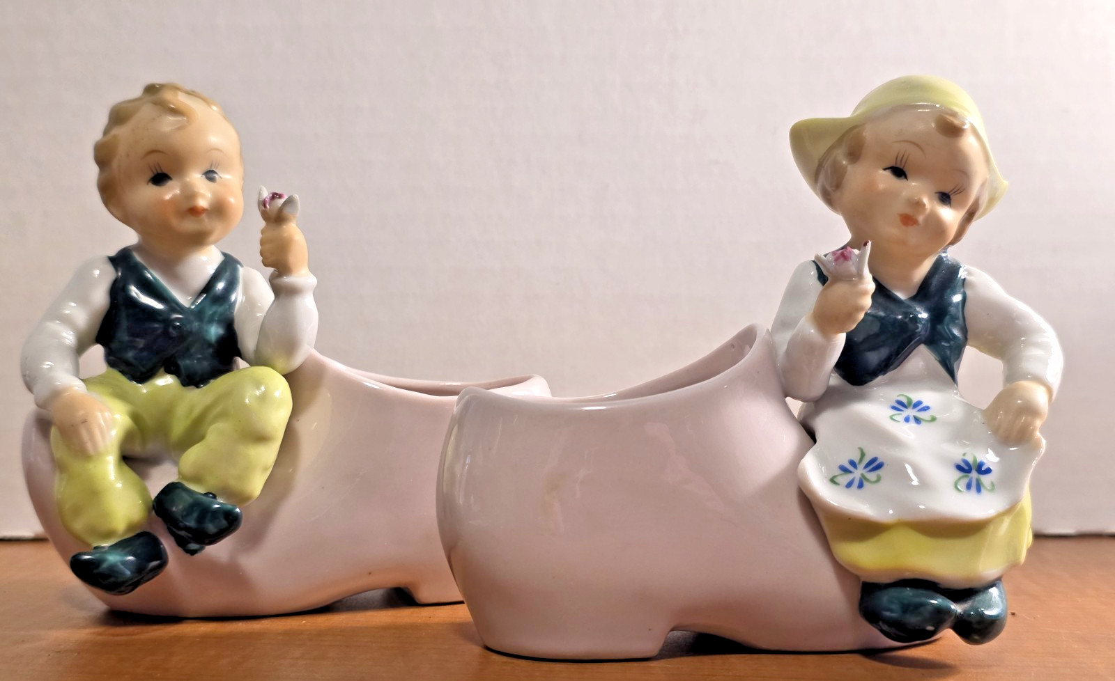2 MCM 1940-50s Lefton Hand Painted Dutch Boy & Girl Shoe Planters Tulips damage