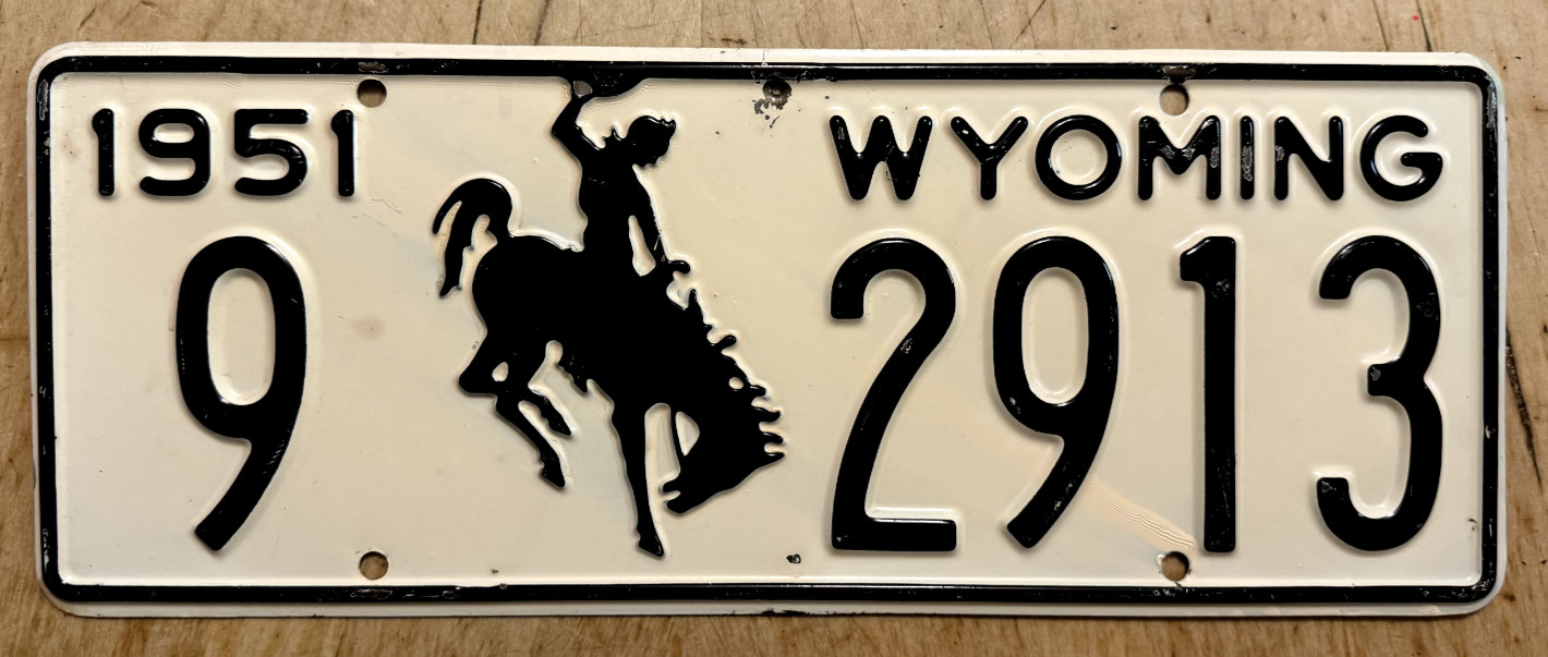 1951 WYOMING PASSENGER  LICENSE PLATE  \