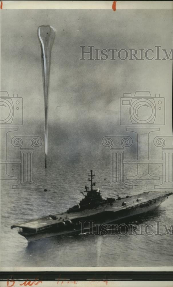 1961 Press Photo The Research balloon leaves Aircraft Carrier Antietam