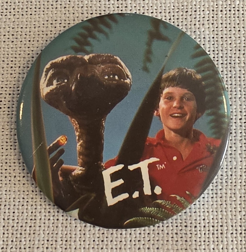 1982 E.T. the Extra-Terrestrial Pinback Button Elliott & E.T. 2.25\