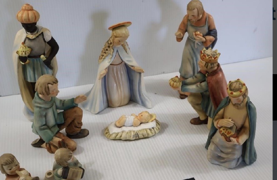 Vtg Goebel Hummel 10 piece Nativity set 