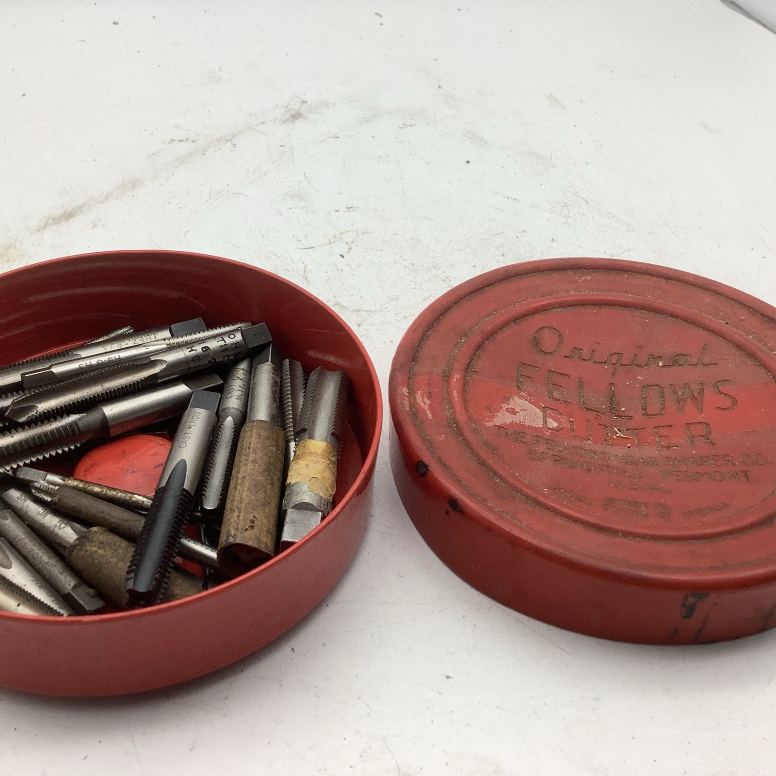 Lot of  Machinist Taps in Fellows cutter container Detroit