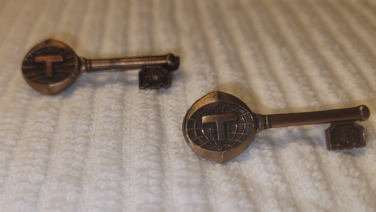VTG Set of 2 Tupperware Hostess Service Award Lapel Pins Bronze Key Collectible