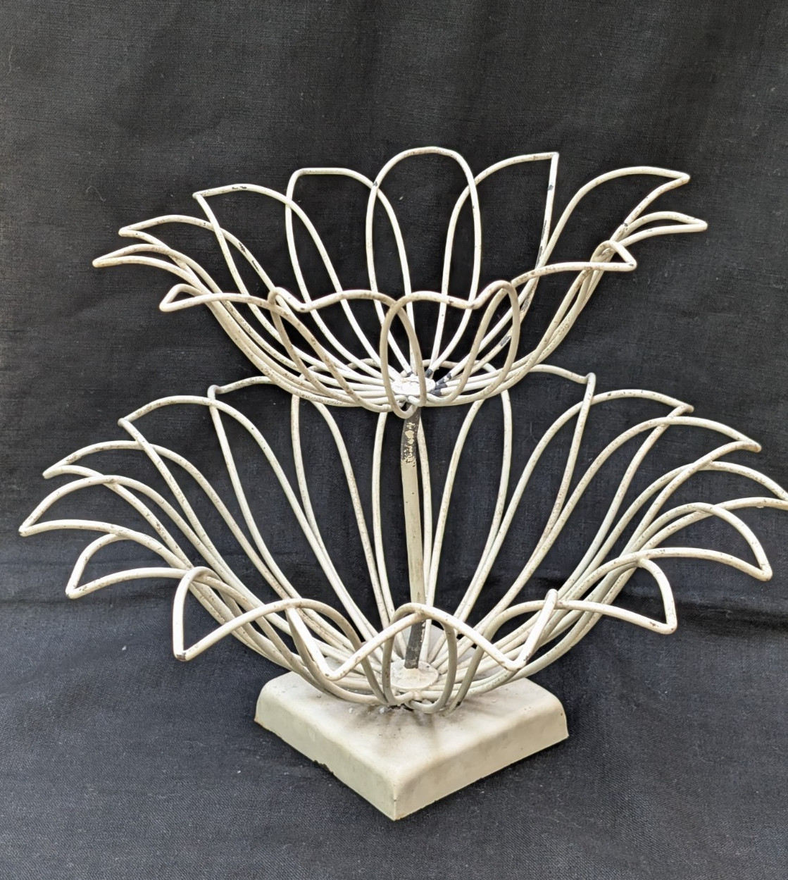 VTG FRENCH WIRE PEDESTAL BASKET CREAMY WHITE PAINTED METAL FRUIT PLANT HOLDER