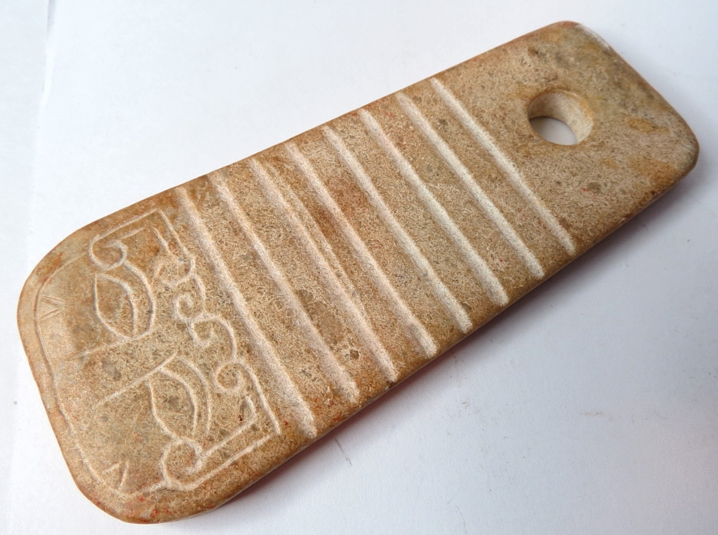 ANCIENT PRE-COLUMBIAN MAYAN JADE ARTIFACT CURVED PENDANT 4 ANCIENT PRE-COLUMBIAN MAYAN JADE ARTIFACT CURVED PENDANT 4